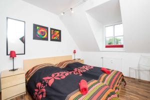 a bedroom with a bed and two windows at _OST18_ _ Ferienwohnung Muschelsuc in Niendorf