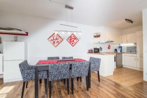 a kitchen with a dining room table and chairs at _OST18_ _ Ferienwohnung Muschelsuc in Niendorf