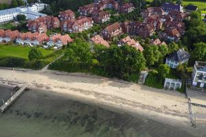 uma vista aérea de uma praia e casas em _OST18_ _ Ferienwohnung Muschelsuc em Niendorf