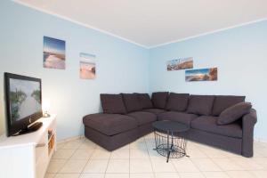 sala de estar con sofá y mesa en OST5a, en Niendorf