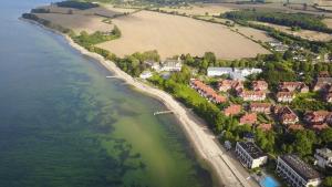 uma vista aérea de uma praia junto ao oceano em _OST6_ _ Ferienwohnung Treibholz em Niendorf