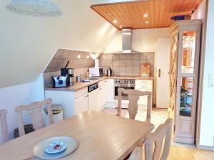 Kuchyň nebo kuchyňský kout v ubytování Inselsonne Haus Inge - Fewo Helisa in Breege
