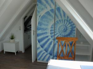 a stairwell with a blue and white painting on the wall at Wik7C in Niendorf