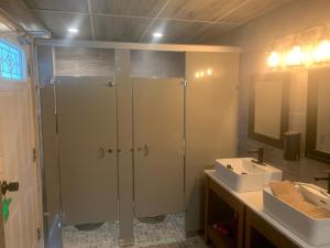 Vonios kambarys apgyvendinimo įstaigoje The Lake House, Couples Retreat!
