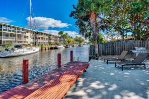フォート・ローダーデールにあるCitrus Isles Waterfront Homeの木製の桟橋(ベンチ付)