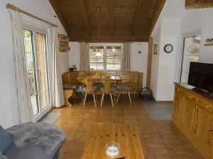 a living room with a table and a dining room at in the Ella Storta house in Surcuolm