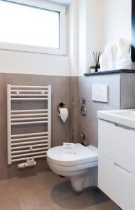 Bilik mandi di Hochwertige Ferienwohnung mit Sonnenterrasse & Gartenblick, nur wenige Gehminuten zum Strand +25 gambar