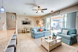 ein Wohnzimmer mit zwei blauen Sofas und einem Tisch in der Unterkunft Luxury Family Villa 4 BR & Pool & BBQ at Solterra Resort in Davenport