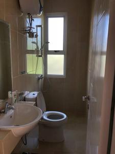 タンゲランにあるakhemy homestayのバスルーム(洗面台、トイレ付)、窓が備わります。