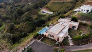 una vista aérea de una casa con piscina en Casa Río Quindío, en La Tebaida
