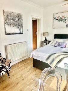 1 dormitorio con 1 cama y 1 silla en Highfield Guesthouse, en Skipton