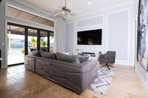 TV a/nebo společenská místnost v ubytování 5 Bedroom Luxe Villa on Deep Water Intracoastal