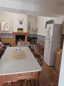 une cuisine avec une table et des chaises ainsi qu'une cheminée dans l'établissement Casa rural Mccoy 2, à Macael