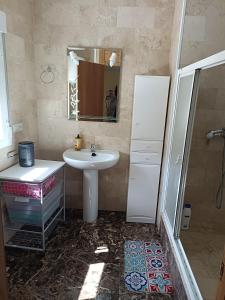 La salle de bains est pourvue d'un lavabo et d'un miroir. dans l'établissement Casa rural Mccoy 2, à Macael