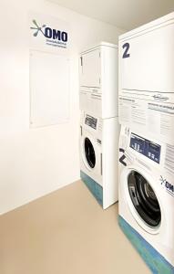 a laundry room with a washer and dryer at Nosso Apê Cascatinha: Garagem | Ar-condicionado | Piscina | Sauna NA1304 in Juiz de Fora