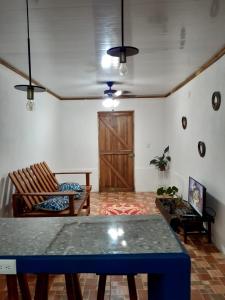 un soggiorno con tavolo, sedie e porta di Casa Cristy a Puerto Viejo