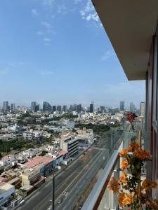 uma vista da cidade a partir da varanda de um edifício em Dormitorio privado súper acogedor y una gran vista a la Ciudad em Lima