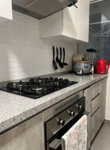 kuchnia z płytą kuchenną w kuchni w obiekcie Dormitorio privado súper acogedor y una gran vista a la Ciudad w mieście Lima