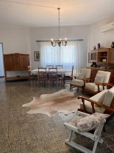 uma sala de estar com uma mesa e uma sala de jantar em Doña Hilda casa de campo em Mercedes