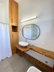 a bathroom with a sink and a mirror at Doña Hilda casa de campo in Mercedes