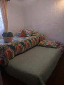 uma cama com dois bichos de peluche em cima em Habitación en casa Familiar em Viña del Mar