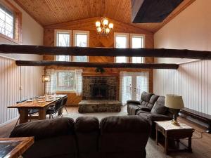 Modern Getaway cabin, sleeps 7 Near Meadville