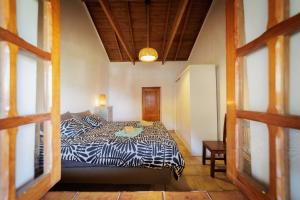 een slaapkamer met een zwart-wit bed in een kamer bij Finca Los Arcos del Laurel in Moya