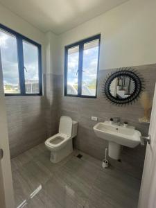 une salle de bains avec toilettes et lavabo dans l'établissement Atsuka Villa Tagaytay, à Calo