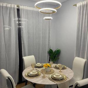 une table à manger avec des chaises et un éclairage dans l'établissement Atsuka Villa Tagaytay, à Calo 60 autres photos