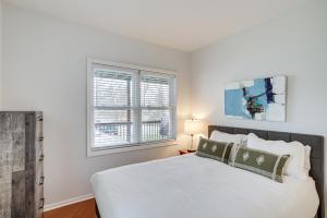 サウス・ヘイブンにあるWalk to Lake Michigan - South Haven Condo!の白いベッドと窓のある寝室 +25枚の写真