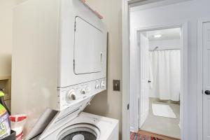 サウス・ヘイブンにあるWalk to Lake Michigan - South Haven Condo!のバスルーム(鏡付)の白い洗濯機