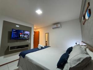 Rúm í herbergi á Apartamentos 250m da Orla -Edifício Nugali- Castelo B Temporada