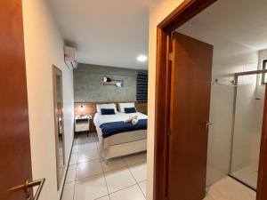 Rúm í herbergi á Apartamentos 250m da Orla -Edifício Nugali- Castelo B Temporada
