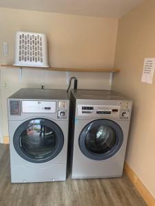 Duas máquinas de lavar roupa e uma máquina de lavar e secar roupa num quarto em Lamplighter Lodge em Panguitch