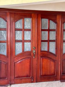 un par de puertas de madera con vidrio en Departamento acogedor en Cunduacán