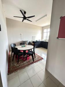 a dining room with a table and a ceiling fan at D’ QR Homestay Kuantan in Kuantan