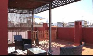 セビリアにあるSEVILLA ROOM, VIEW TO THE CITYのパティオ(椅子、テーブル、パラソル付)