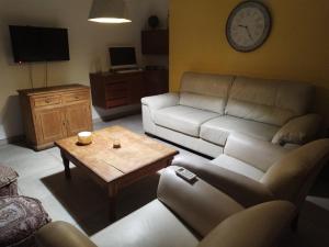 uma sala de estar com um sofá e uma mesa em Excelente ubicación!!! em Montevidéu