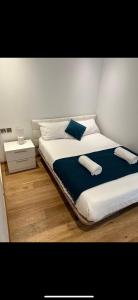 1 dormitorio con 2 almohadas en Hidden Gem at Luxurious Ocean Village, en Gibraltar