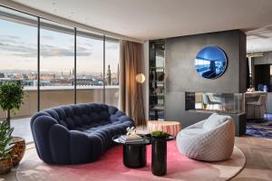 爱丁堡W Edinburgh的客厅里有一张蓝色的沙发和一扇大窗户