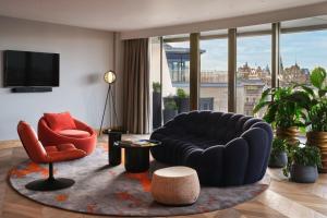 W Edinburgh في إدنبرة: غرفة معيشة مع كرسيين وأريكة