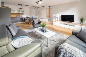 sala de estar con sofá y mesa en Wolkenlos en Norderney