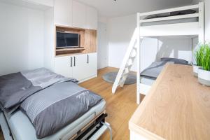 1 dormitorio con litera y escritorio en Wolkenlos en Norderney