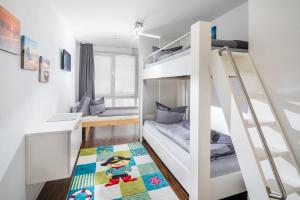 Cette petite chambre comprend des lits superposés et un bureau. dans l'établissement NeysTime, à Norderney