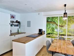 a kitchen and dining room with a table and a window at AwayHome Winterberg Ferienwohnung near by Bikepark Pool Sauna Switch 5 Personen Terrasse in Winterberg