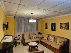 sala de estar con sofá y mesa en Apartaments Malecon 2000, en Guayaquil