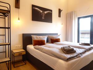 溫特貝格的住宿－Chalet Luxury Winterberg Modern Wifi 3xSchlafzimmer near by Bikepark，一间卧室配有一张带白色床单的床和一扇窗户。