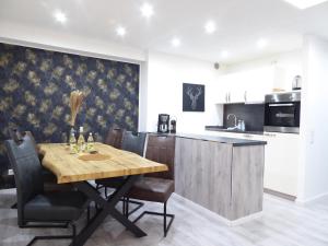 Kuchyň nebo kuchyňský kout v ubytování Glamory Winterberg Ferienwohnung Pool Sauna Wifi 6 Personen near Bikepark Balkon PS4