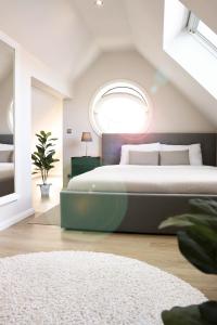 a bedroom with a large bed and a window at Luxoriöses Ferienhaus mit Whirlpool, Sauna, Fitnessraum und ruhigem Garten in Strandnähe in Timmendorfer Strand