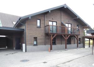a wooden building with a deck and a balcony at Chalet Pearl Winterberg Modern Wifi 6 Personen near by Bikepark in Winterberg